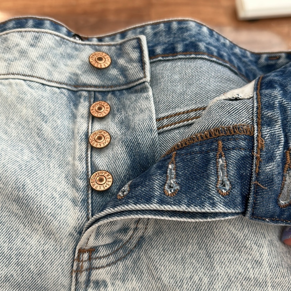 Express Blue Denim Shorts Acid Wash and Distressed size 6R Boyfriend Midi Midris - Picture 6 of 11